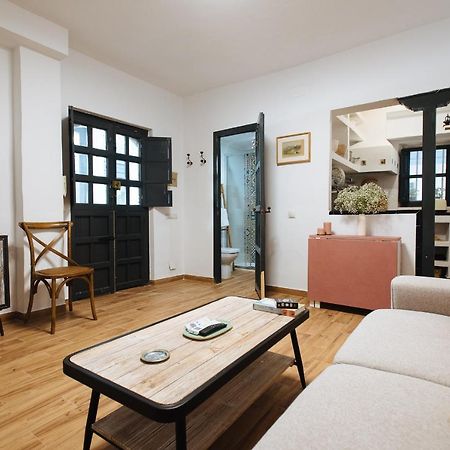 Appartement Aitana'S Retreat With Charming Garden à Séville Extérieur photo