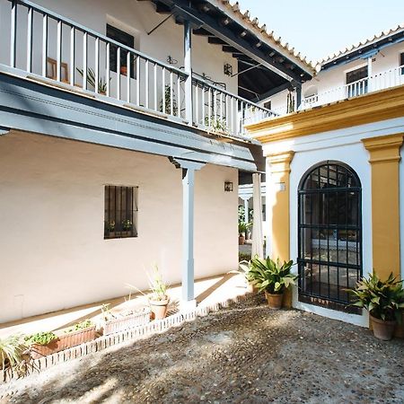 Appartement Aitana'S Retreat With Charming Garden à Séville Extérieur photo