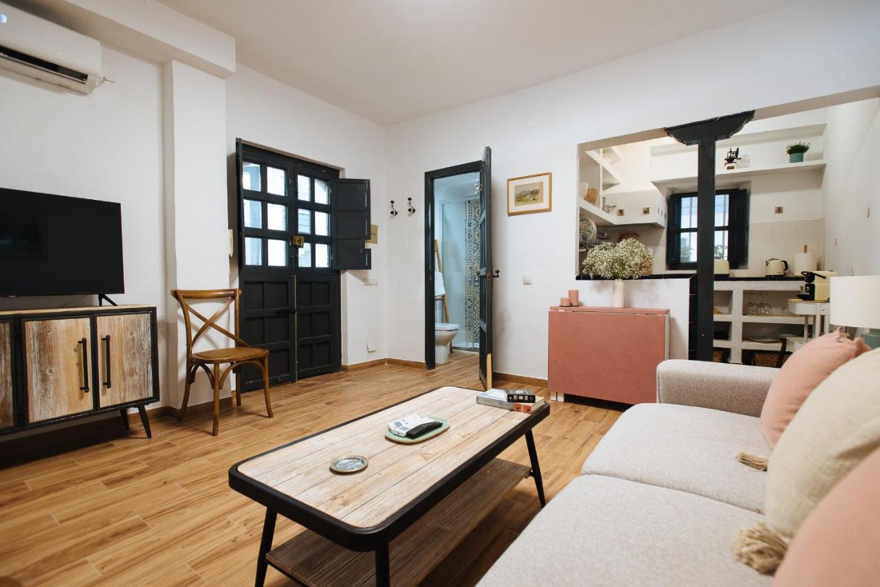 Appartement Aitana'S Retreat With Charming Garden à Séville Extérieur photo