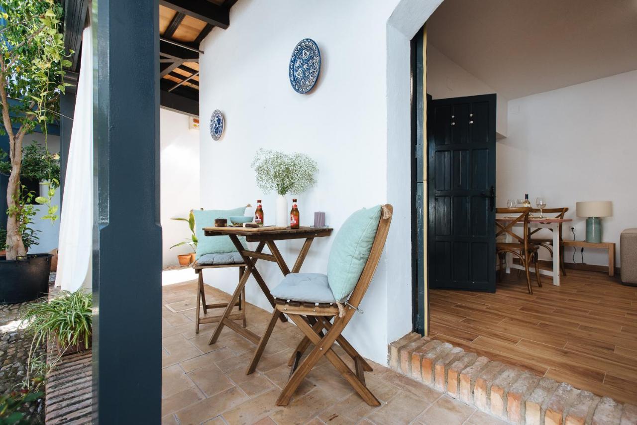 Appartement Aitana'S Retreat With Charming Garden à Séville Extérieur photo