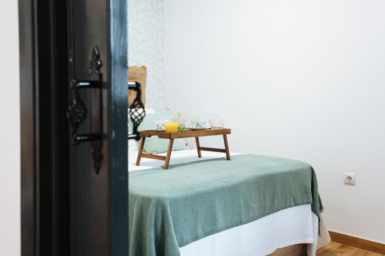 Appartement Aitana'S Retreat With Charming Garden à Séville Extérieur photo