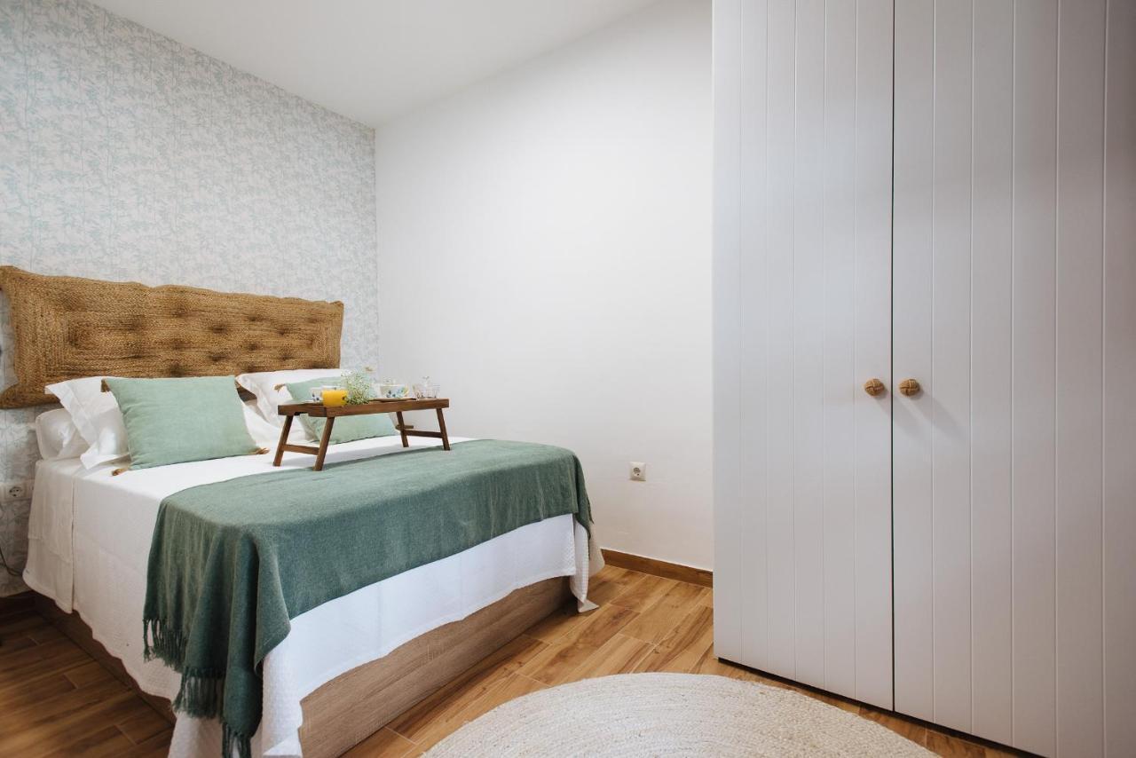 Appartement Aitana'S Retreat With Charming Garden à Séville Extérieur photo