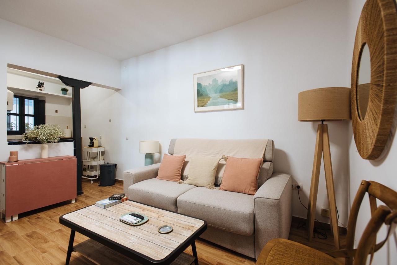 Appartement Aitana'S Retreat With Charming Garden à Séville Extérieur photo