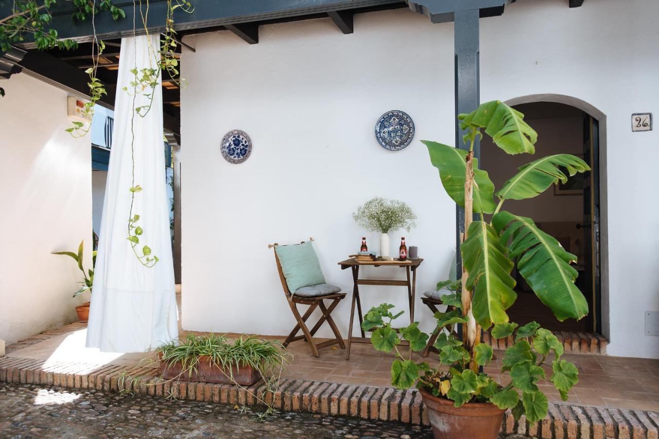 Appartement Aitana'S Retreat With Charming Garden à Séville Extérieur photo