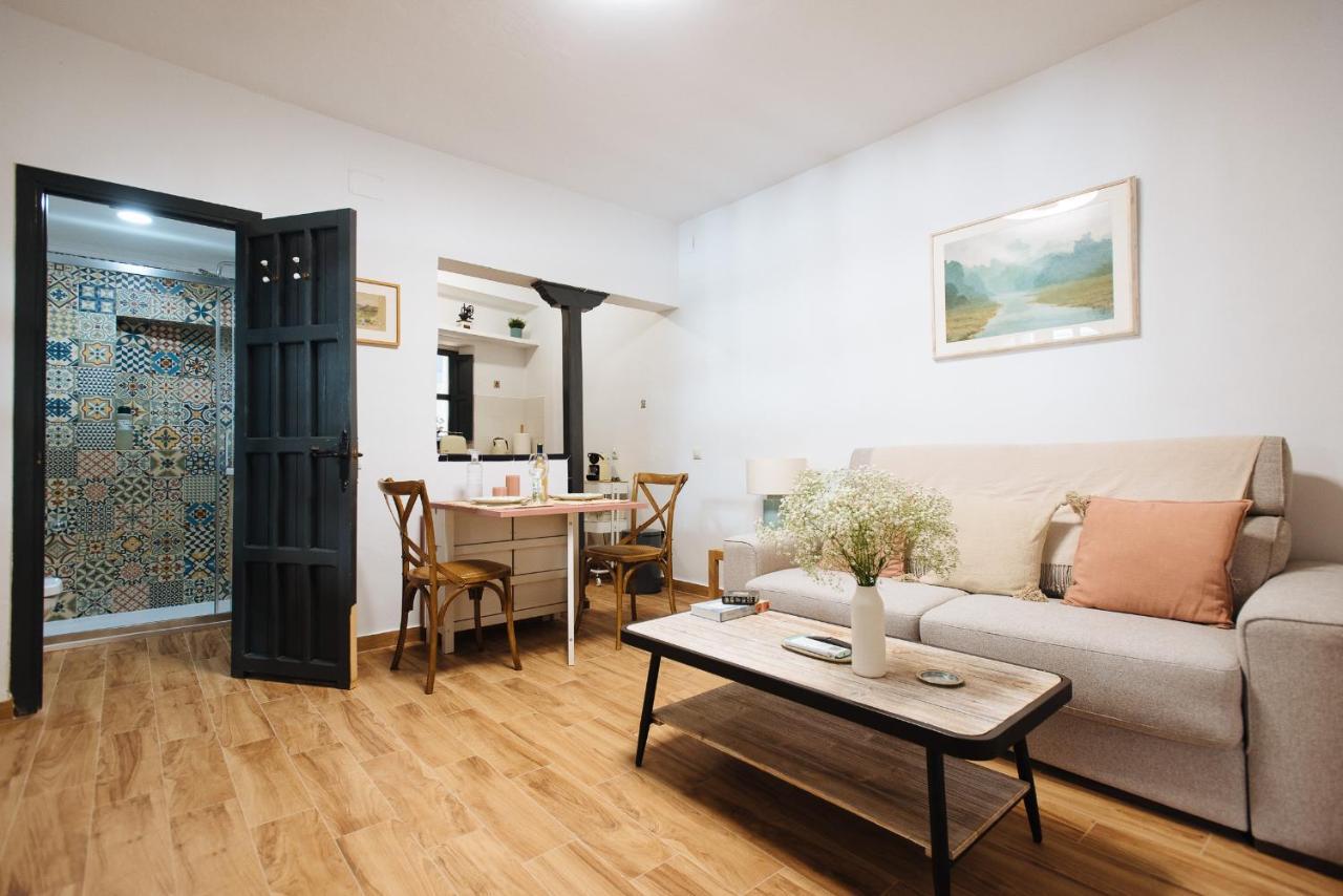 Appartement Aitana'S Retreat With Charming Garden à Séville Extérieur photo