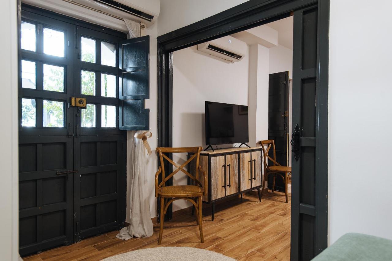 Appartement Aitana'S Retreat With Charming Garden à Séville Extérieur photo