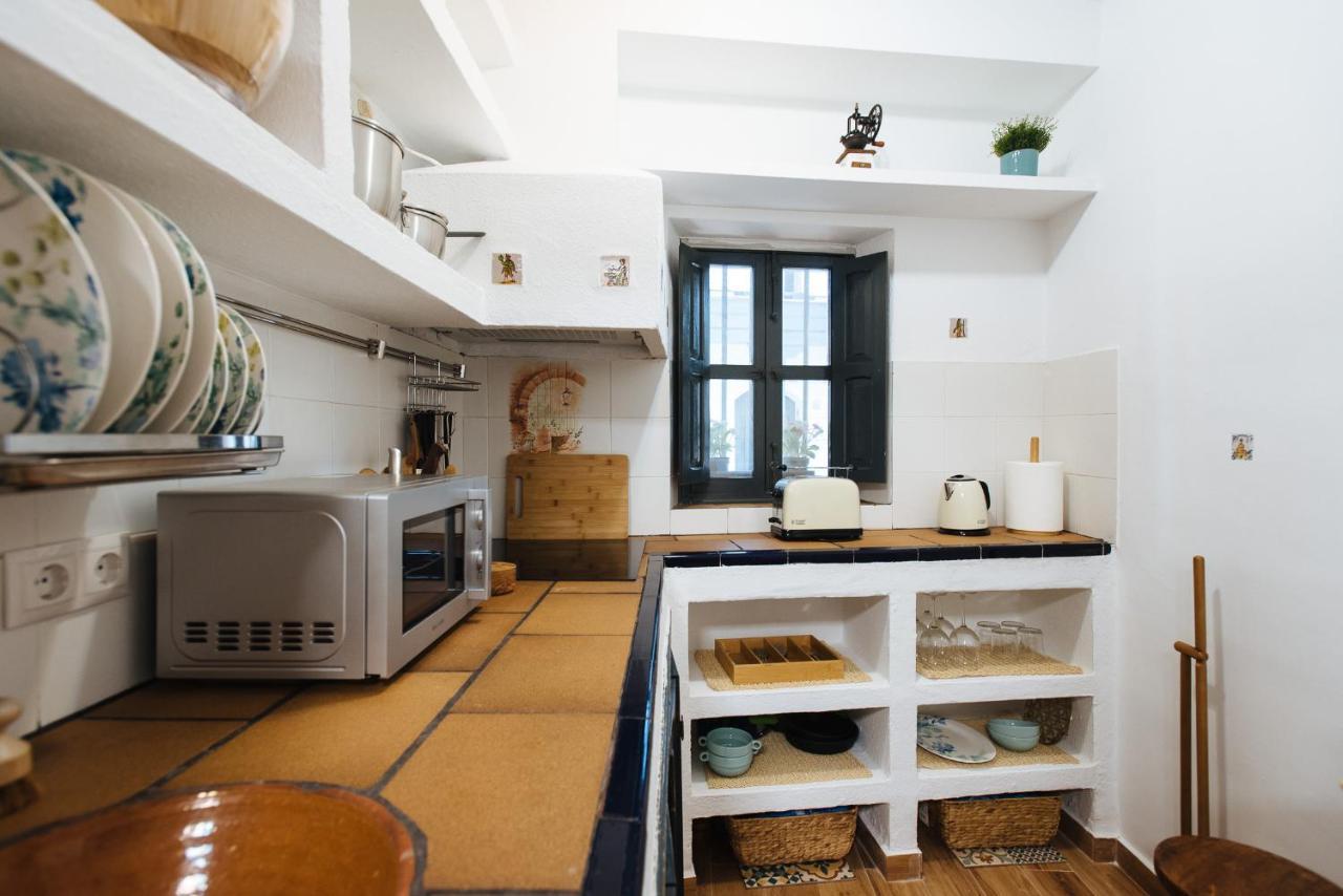 Appartement Aitana'S Retreat With Charming Garden à Séville Extérieur photo