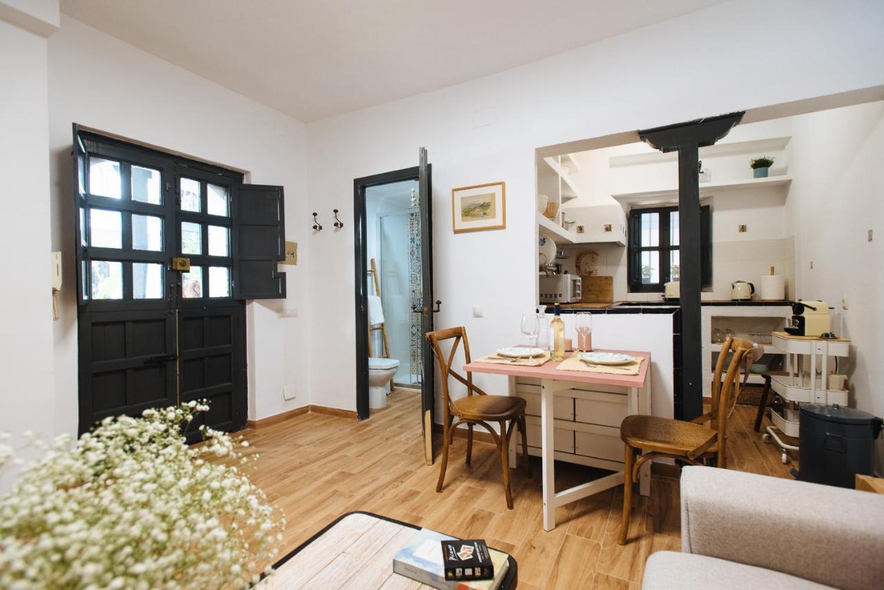 Appartement Aitana'S Retreat With Charming Garden à Séville Extérieur photo