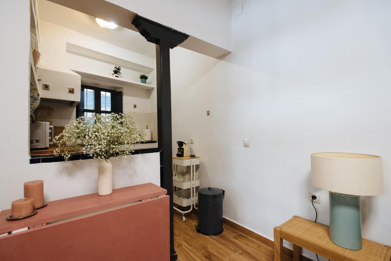 Appartement Aitana'S Retreat With Charming Garden à Séville Extérieur photo
