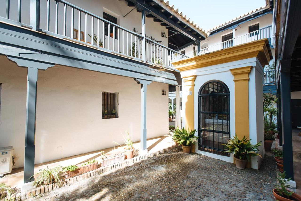 Appartement Aitana'S Retreat With Charming Garden à Séville Extérieur photo